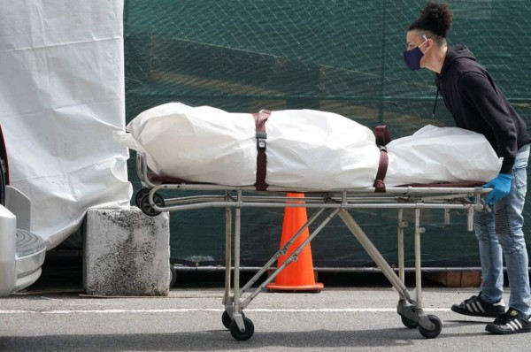 Entierran a víctimas del coronavirus en fosas comunes de una isla de NYC
