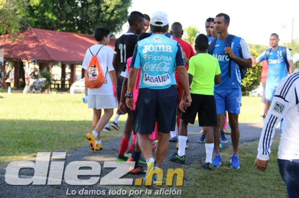 La Selección de Honduras se entrena relajada y entre niños en Panamá