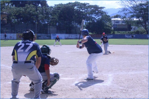 Rukys destrona a astros y se sube a la cima de la Liga de Softbol