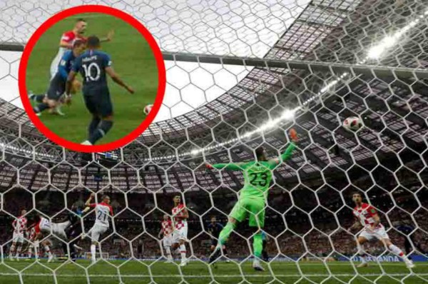 Piscinazo de Griezmann provoca autogol de Mandzukic en el Francia-Croacia