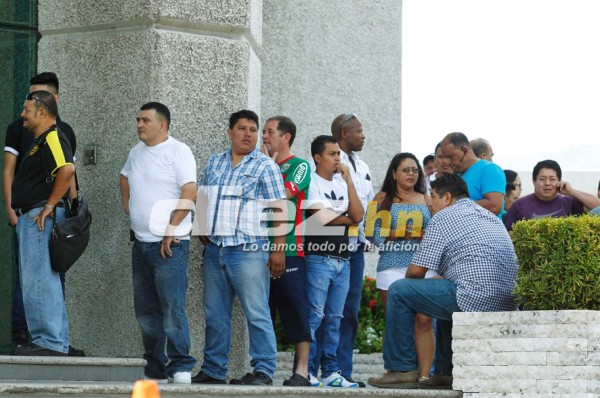 Afición hondureña amaneció comprando boletos para juego con Estados Unidos