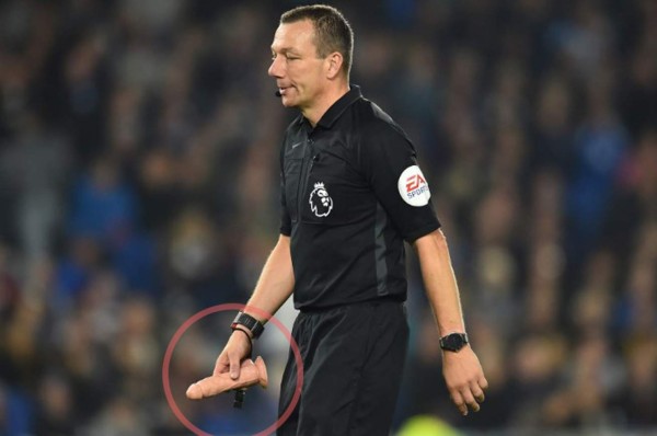 ¡Juguete sexual interrumpe en un partido de la Premier League!