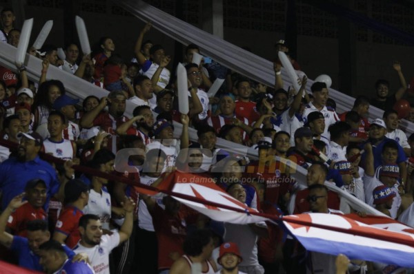 En fotos: Así fue el relajo que armaron las barras del Real España y Olimpia