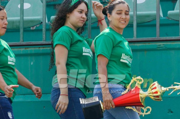 Las campeonas femeninas de Marathón La Prensa exhibieron la Copa a su afición