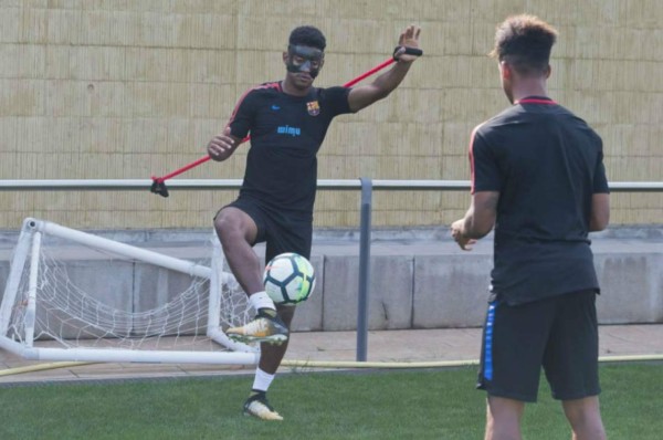 Anthony Lozano sigue entrenando con máscara para proteger su rostro