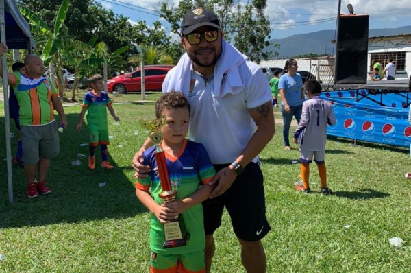 Hijo de Emil Martínez causa sensación en torneo de escuelas bilingües