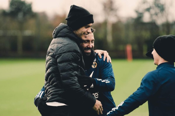 Raúl Jiménez reaparece en el entrenamiento de Wolverhampton después de su lesión en el cráneo