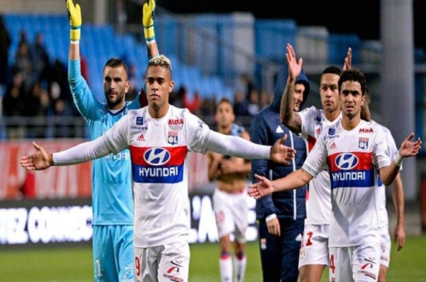 Clubes franceses piden ayudas y estadios con público la próxima temporada