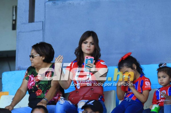 NO SE VIO POR TV: Peleas, legionarios y belleza en las gradas de los estadios hondureños