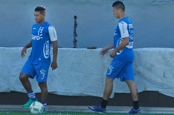 Bryan Acosta y Jonatha Paz preocupan, trabajan por separado en la selección