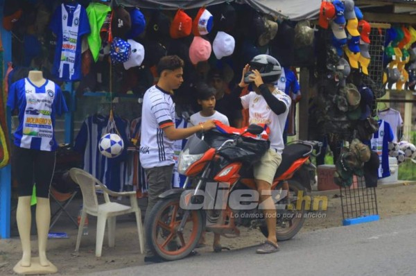 ¡A reventar! Chicas bellas, aficionados eufóricos y leyenda hondureña llenan sede del Victoria en La Ceiba