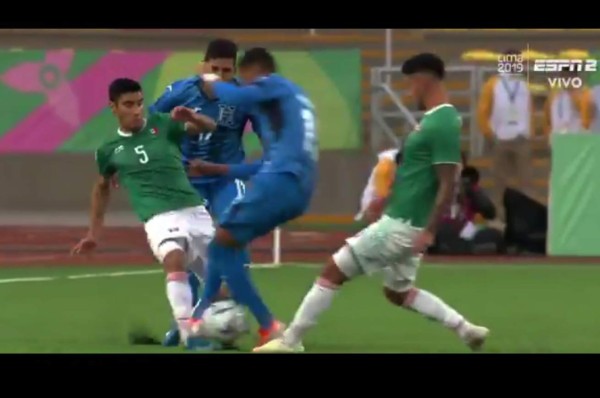 El volante Kervin Arriaga manda a enfermería al mexicano Aldo Cruz