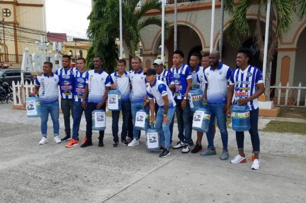 Plantilla del Victoria se solidariza con aficionado que padece insuficiencia renal