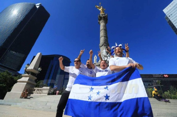 ¡Tomaron el Ángel de la Independencia! Hondureños decoran el centro del D.F. previo al choque ante México