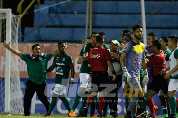 EN FOTOS: Así fueron los relajos en el derbi entre Real España y Marathón