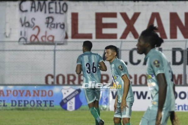 La afición del Honduras Progreso y su pancarta contra Edder 'Camello' Delgado en el Micheletti