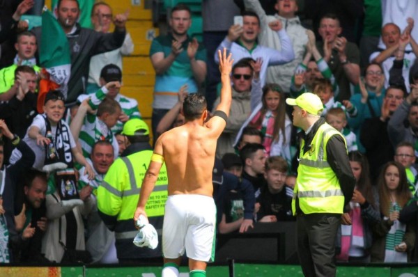 Con un sensual baile vive Emilio Izaguirre sus últimas horas en el Celtic