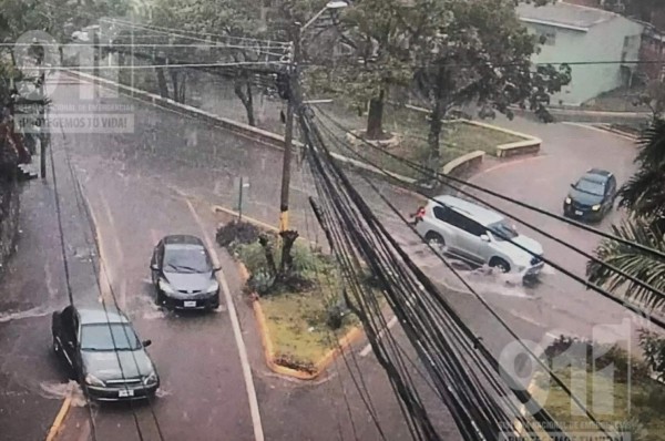 Inundaciones, derrumbes y caos vial provocan fuertes lluvias en varias zonas en Tegucigalpa