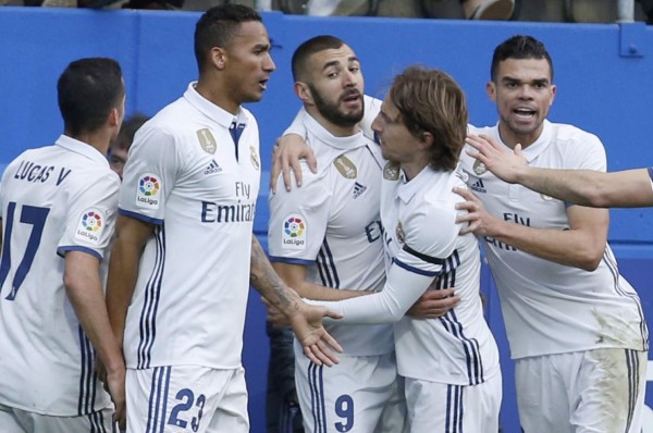 Real Madrid no tuvo problemas para vencer al Éibar y presiona al Barcelona