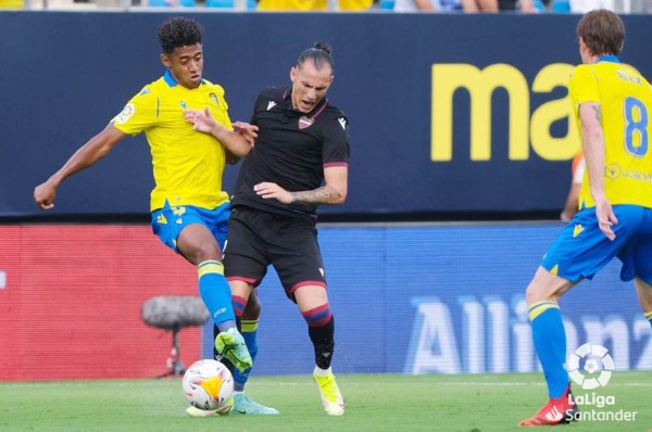 El Cádiz empata en el último minuto al Levante en el inicio de LaLiga en España; Choco Lozano fue titular