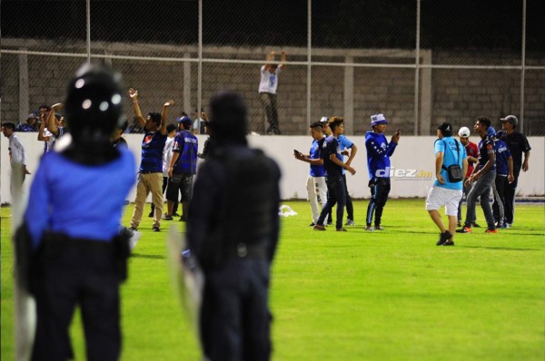 FOTOS: Motagüenses de Comayagua le lanzaron de todo a la Upn y los tildó de 'vendidos”
