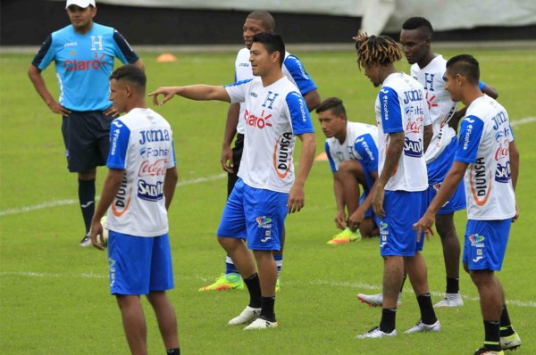 Roger Espinoza se une a la Bicolor y le apunta a Panamá