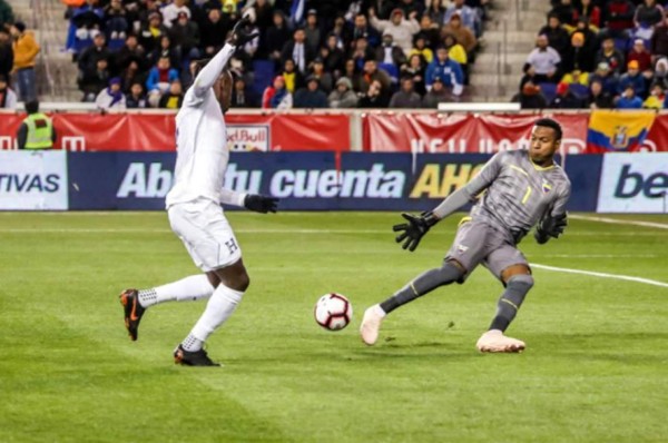 NO SE VIO EN TV: La furia de Alberth Elis contra un árbitro y el 'Bolillo' sorpendió a Coito