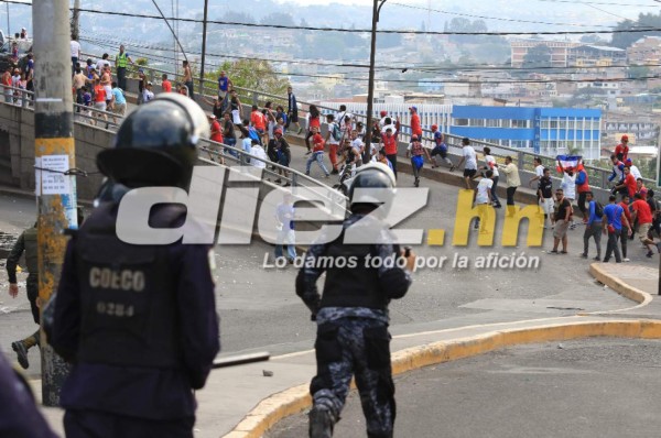 ¡TERRIBLES IMÁGENES! Así fue la bronca entre las barras de Olimpia y Motagua