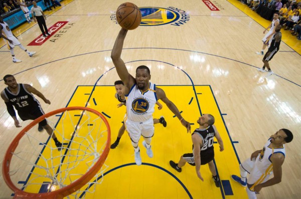 Warriors remontan y ganan el juego 1 en la final de la conferencia del Oeste