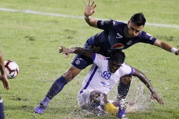 Encharcada y floja: La lluvia hizo estragos en la cancha del Olímpico en el Motagua-Waterhouse