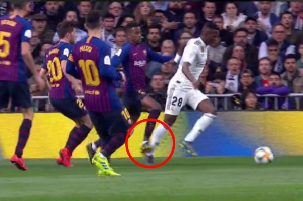 Toquecito y penalti: La falta sobre Vinicius no pitada en el Real Madrid-Barcelona