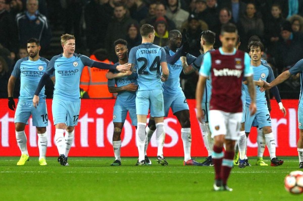 Manchester City gana y sigue soñando con la punta de la Liga Premier