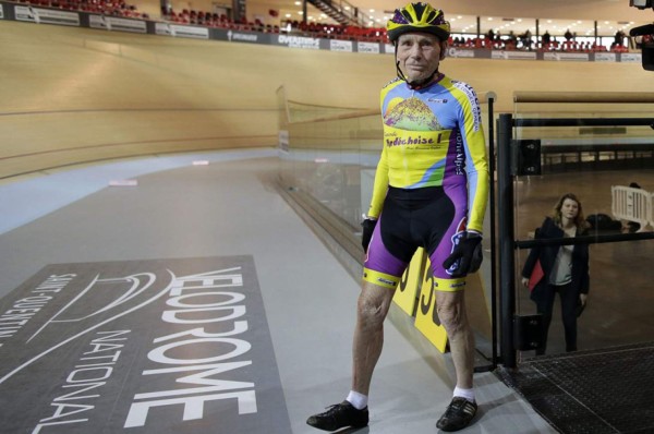 Ciclista francés de 105 años busca romper récord al recorrer 23 kilómetros en una hora