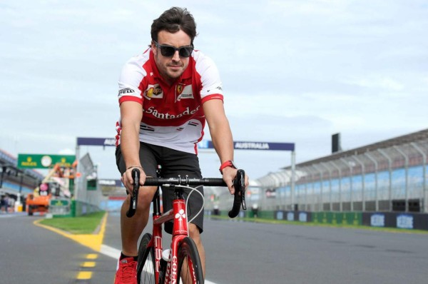 Informe: Hospitalizan al piloto Fernando Alonso tras ser atropellado por un vehículo