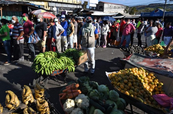 Capitalinos no obedecen y se alborotan en el mercado Zonal Belén pese a amenaza de coronavirus