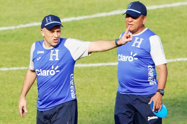 Fabián Coito se molesta por exceso de personas en la cancha del Olímpico