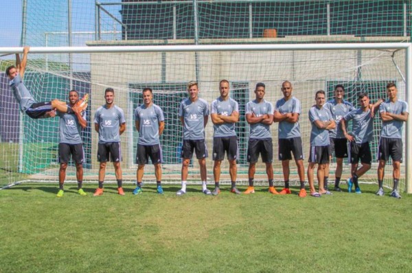 'Choco” Lozano posa junto a los nuevos fichajes de Cádiz a la espera de su presentación