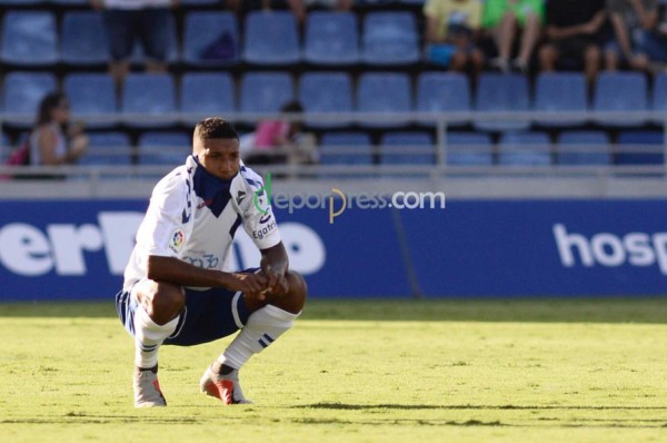 La tristeza de Bryan Acosta tras la derrota del Tenerife en España