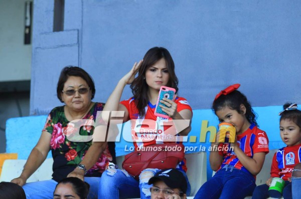 NO SE VIO POR TV: Peleas, legionarios y belleza en las gradas de los estadios hondureños