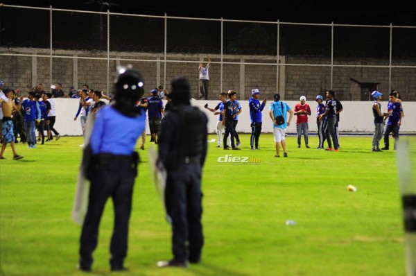 FOTOS: Motagüenses de Comayagua le lanzaron de todo a la Upn y los tildó de 'vendidos”