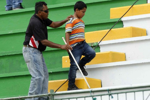 Conmovedora historia: A pesar de ser ciego, aficionado no deja de apoyar a Platense