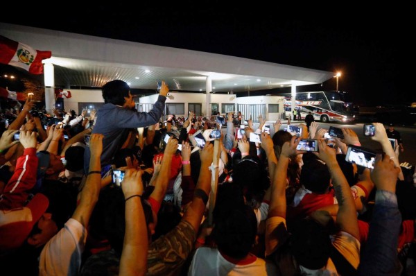 El impresionante recibimiento de la Selección de Perú a su llegada a Buenos Aires