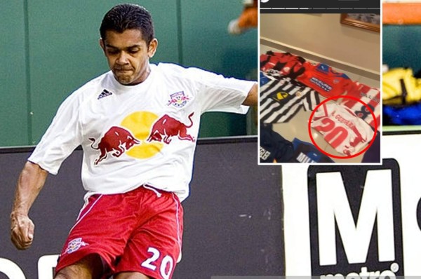 ¡Solos cracks! Emilio Izaguirre muestra su impresionante colección de camisetas