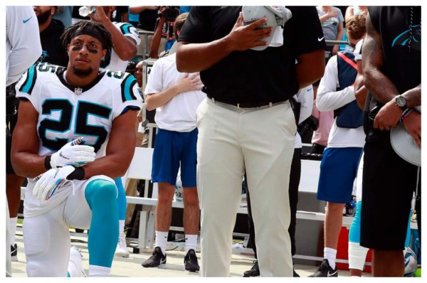 Erid Reid vuelve a desafiar a la NFL y se arrodilla durante el himno