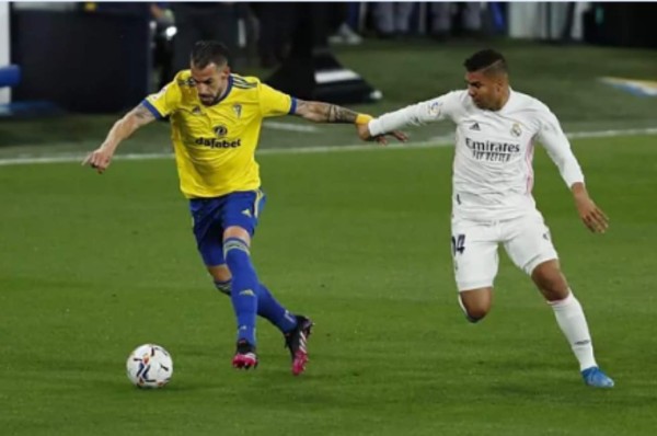 Con doblete de Benzema, Real Madrid derrotó al Cádiz del Choco Lozano en la liga española