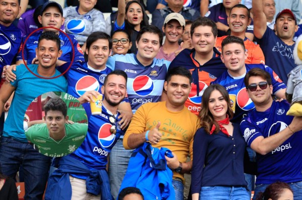 ¿Confundido? Jugador del Platense posa con la afición del Motagua