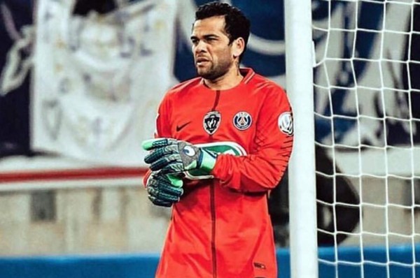 ¡Dani Alves sorprende al compararse con portero mexicano!