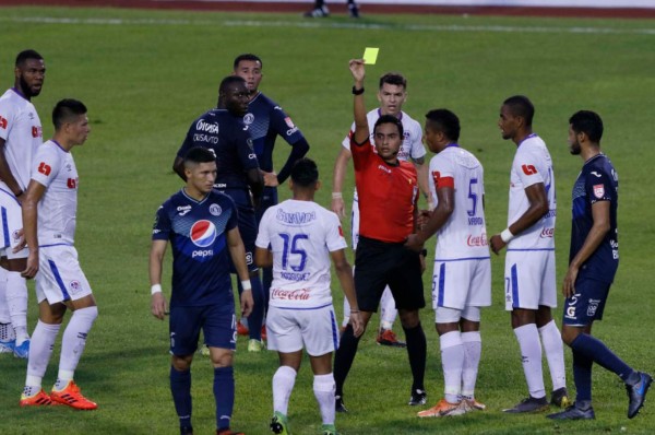 Futbolistas podrían ser amonestados por escupir el césped