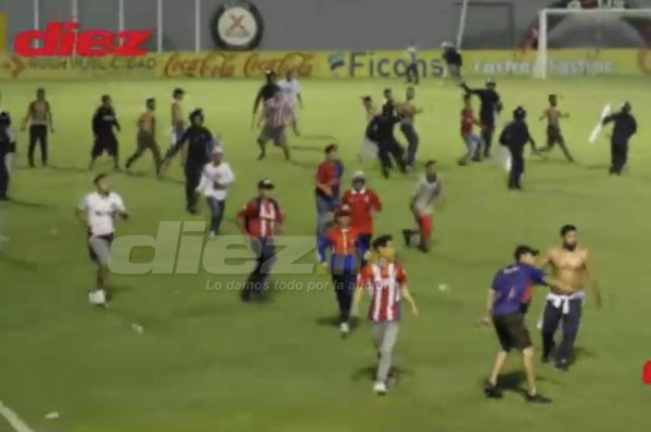 En fotos: Así fue el relajo que armaron las barras del Real España y Olimpia