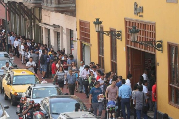 ¡Locura en Perú! Se acaban los álbumes Panini y la gente enloquece